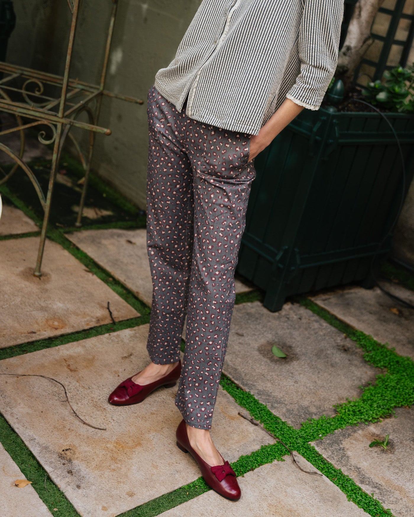 pantalón-estampado-animal-gris-1