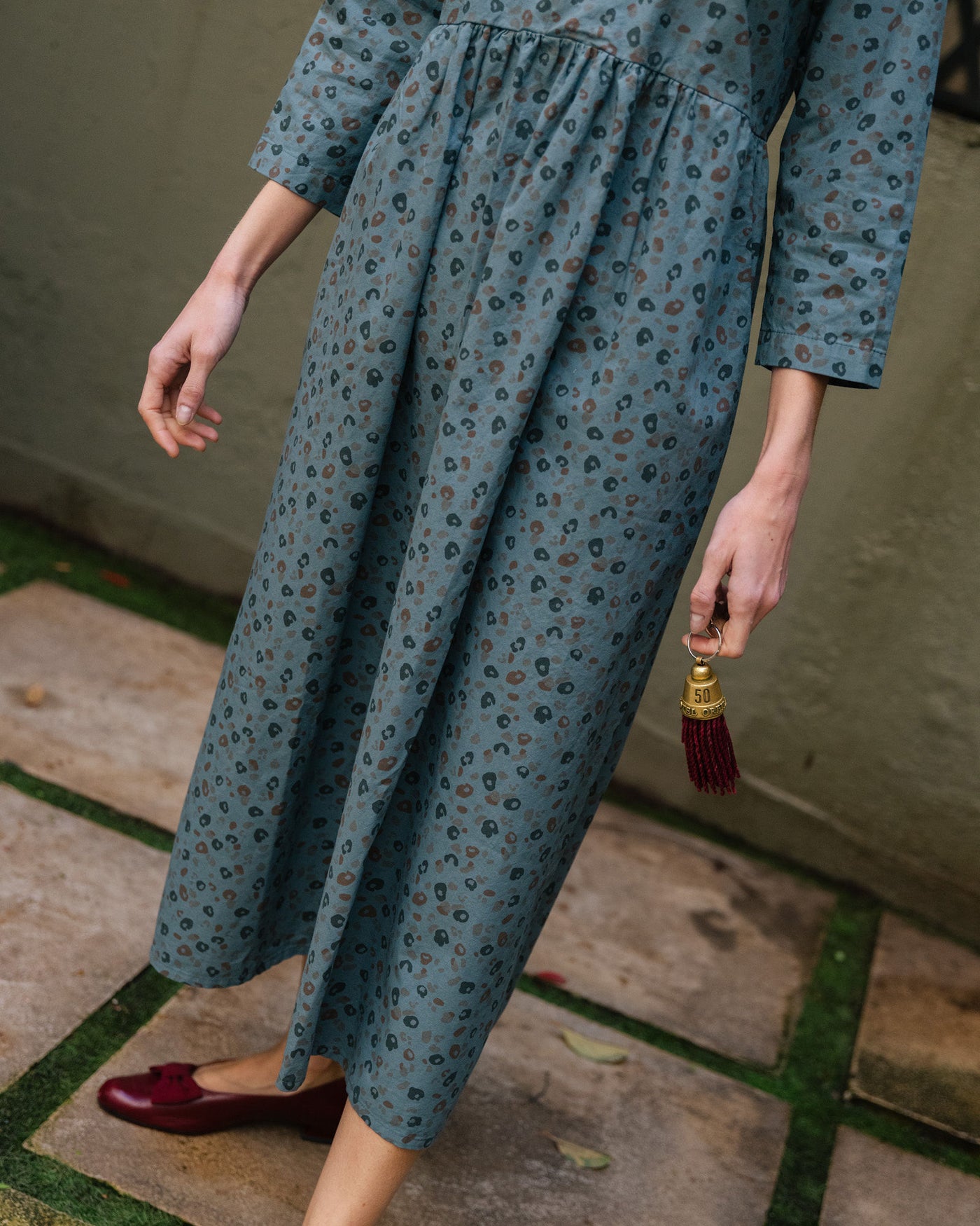 vestido-fluido-con-estampado-animal-azul-4