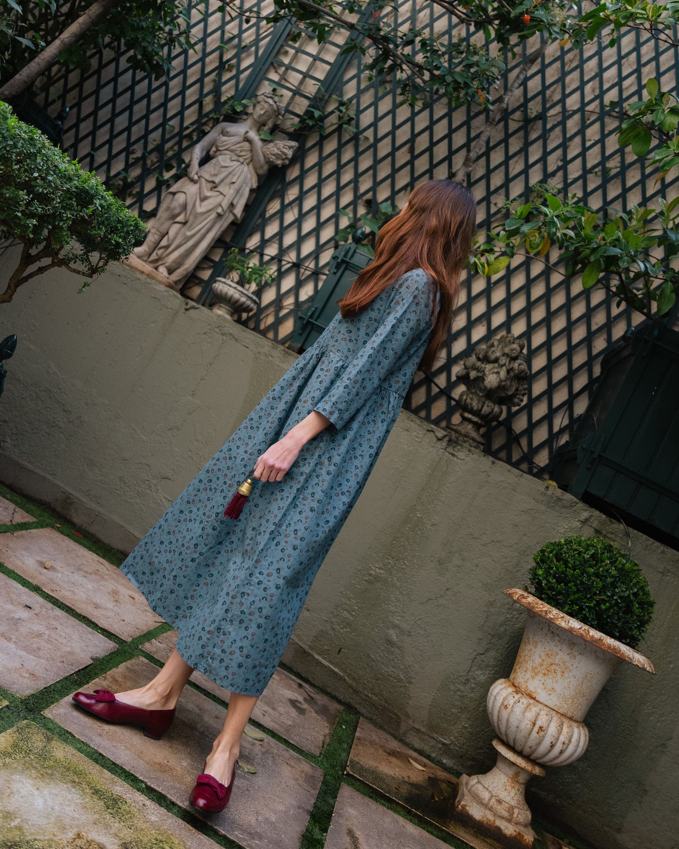 vestido-fluido-con-estampado-animal-azul