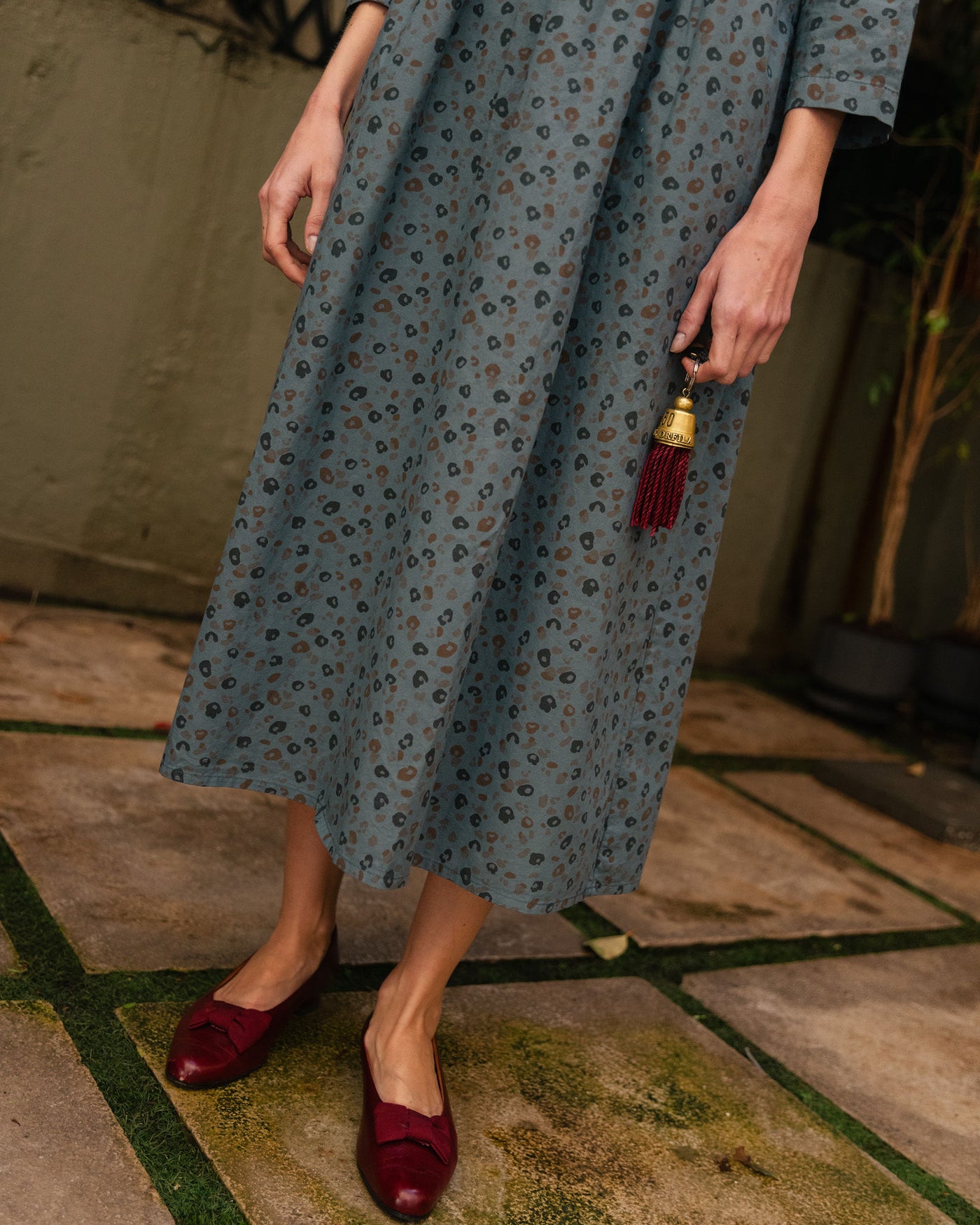 vestido-fluido-con-estampado-animal-azul-1