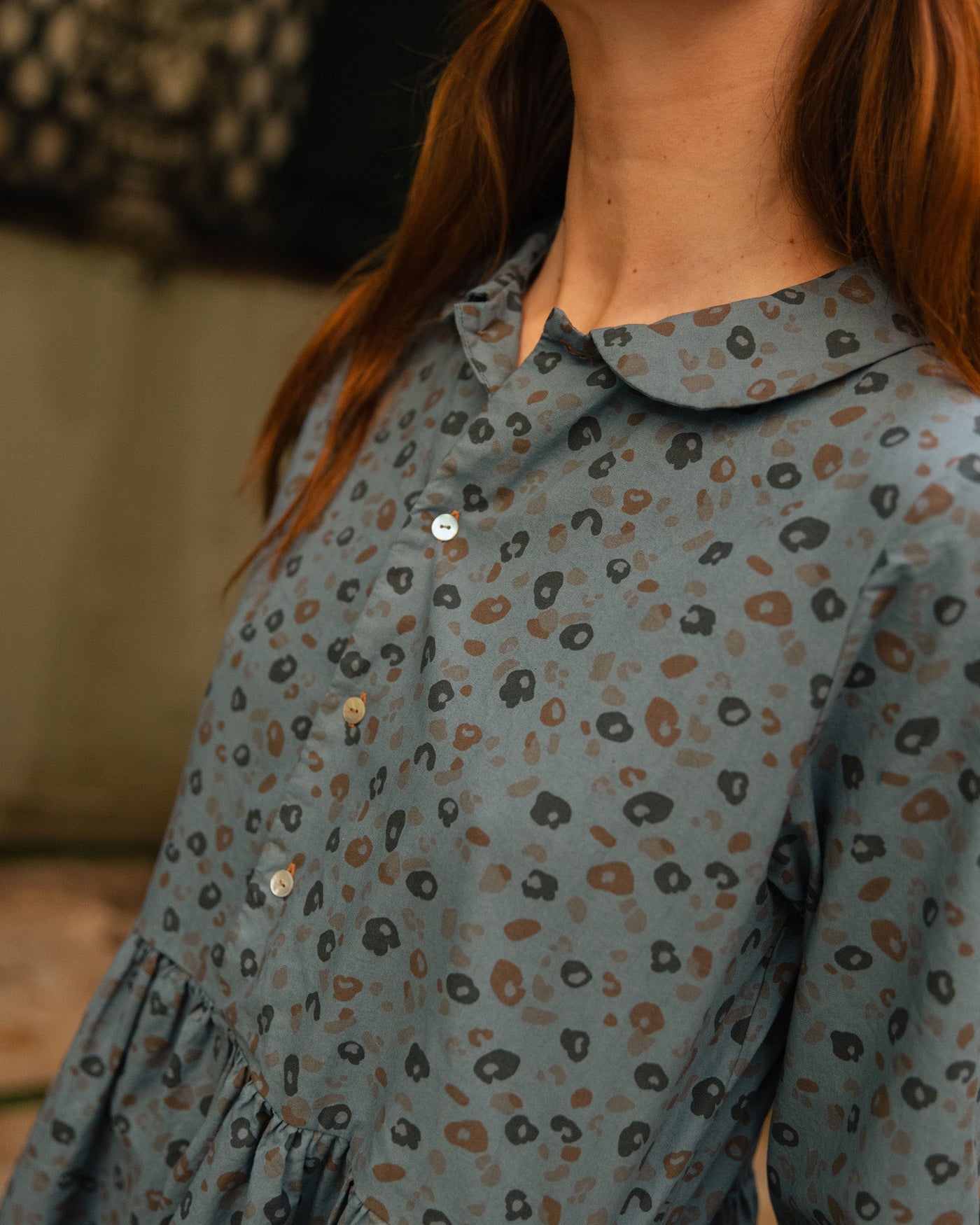 vestido-fluido-con-estampado-animal-azul-2